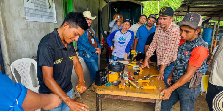 Ganaderos aprenden instalación y manejo de cercas eléctricas