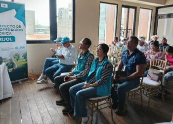 Agricultores fortalecen prácticas para proteger su salud, sus cultivos y el medio ambiente