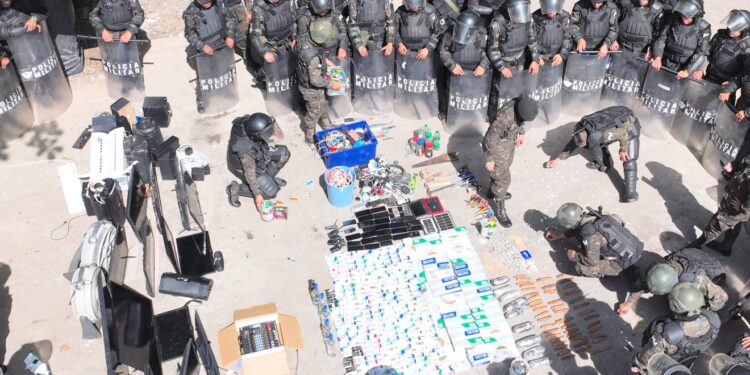 Fuerzas de seguridad fortalecen el control penitenciario con requisa en el Centro de Rehabilitación Penal de Puerto Barrios