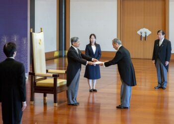 Embajador de Guatemala presenta cartas credenciales al emperador de Japón