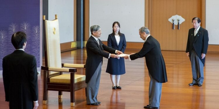 Embajador de Guatemala presenta cartas credenciales al emperador de Japón