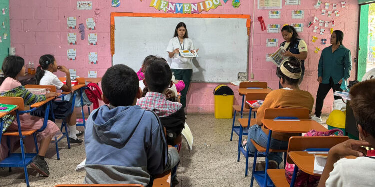 Alumnos de Jutiapa aprenden alimentación saludable y cómo crear su huerto escolar