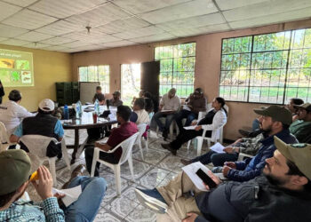 Capacitan a extensionistas en control de plagas y toma de muestras