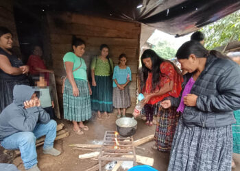 Capacitan a Familias de Alta Verapaz aprenden a elaborar insumos orgánicos