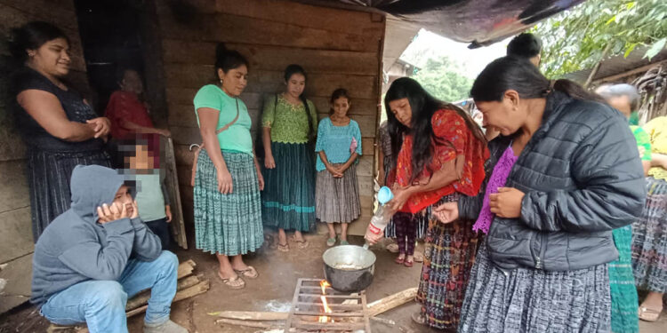 Capacitan a Familias de Alta Verapaz aprenden a elaborar insumos orgánicos