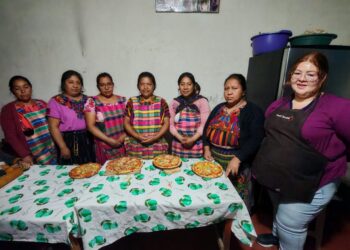 Capacitan a familias rurales en la elaboración de pizza artesanal con hongos ostra
