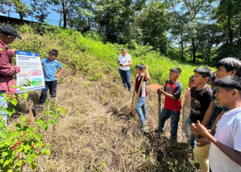 Capacitan a jóvenes de Coatepeque en conservación ambiental y siembra de huertos