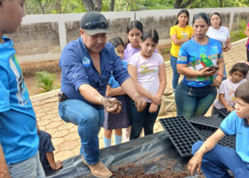Estudiantes se involucran en la siembra de pilones para incentivar la agricultura escolar