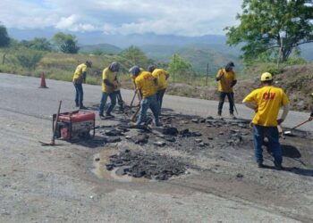 Trabajos de bacheo mejoran la ruta entre el desvío Chagüite y El Rancho
