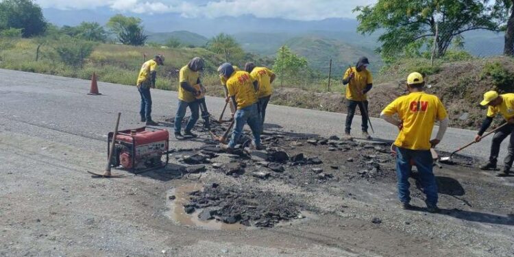 Trabajos de bacheo mejoran la ruta entre el desvío Chagüite y El Rancho