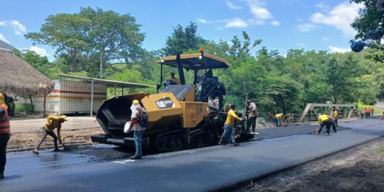 Pavimento más resistente: avanzan mejoras en la CA-9 Norte en Gualán
