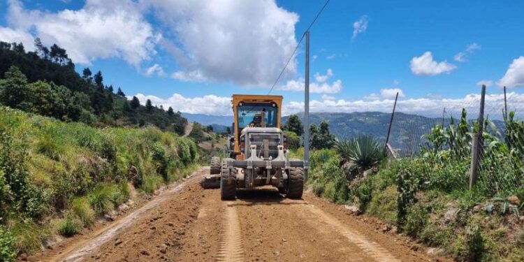Habitantes de Ojetenam y San Fernando se benefician con un mejor camino