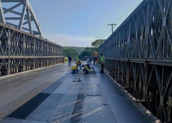 Sustituyen planchas metálicas en Puente Santiago para brindar un paso más seguro