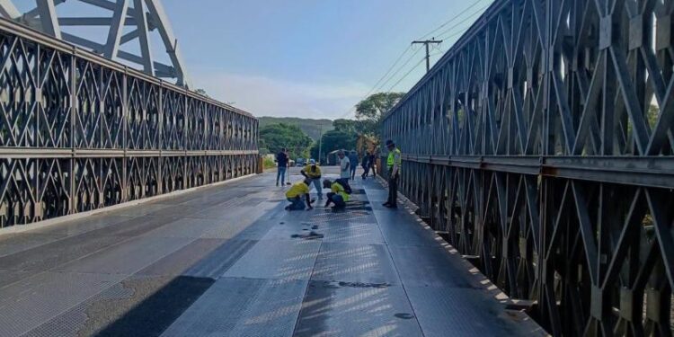 Sustituyen planchas metálicas en Puente Santiago para brindar un paso más seguro