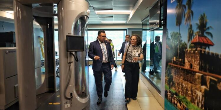 Delegación española conoce avances de la aviación civil de Guatemala y del AILA