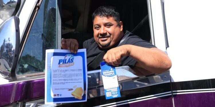Transportistas y pilotos reciben orientación para fortalecer la seguridad en las carreteras