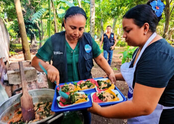 Familias de Santa Lucía Cotzumalguapa aprenden a transformar los alimentos