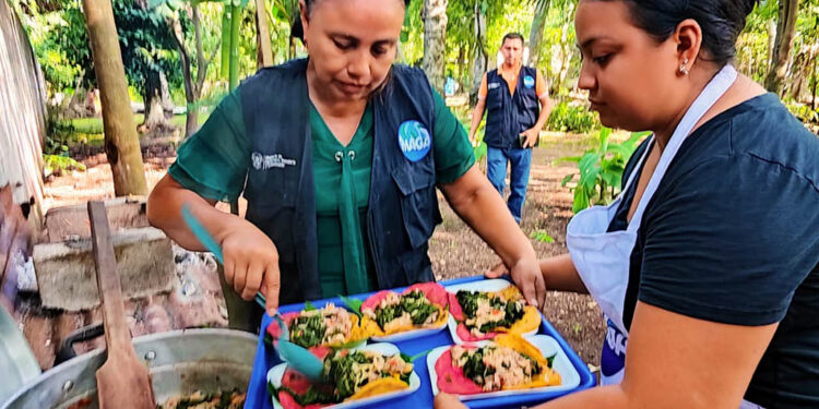 Familias de Santa Lucía Cotzumalguapa aprenden a transformar los alimentos
