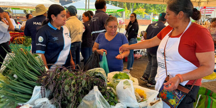 En Villa Canales la Feria del Agricultor acerca productos frescos y oportunidades para productores