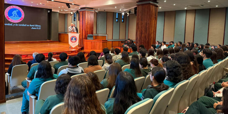 Estudiantes de Medicina Veterinaria aprenden cómo atender de casos de gusano barrenador