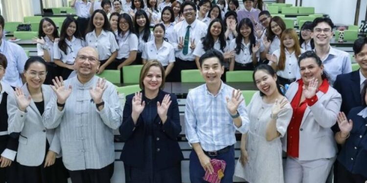 Embajada de Guatemala promueve la riqueza turística y cultural del país en universidad de Tailandia