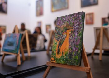 MUGA presenta propuesta cultural doble con litografías y acrílicos