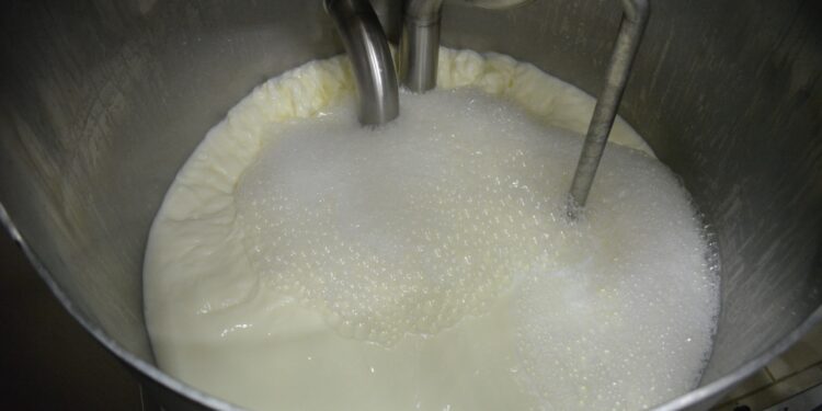 Nuevas disposiciones sanitarias fortalecen vigilancia de leche cruda