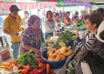 Quetzaltecos se abastecen con productos frescos y baratos en la Feria del Agricultor
