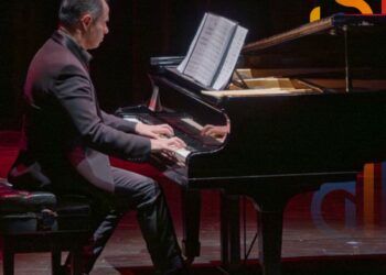 «Rapsodia en Azul, de Nueva York a Varsovia» a cargo del maestro Hugo Arenas