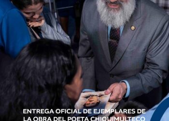 Entrega oficial de 300 ejemplares de la obra del poeta chiquimulteco Ismael Cerna