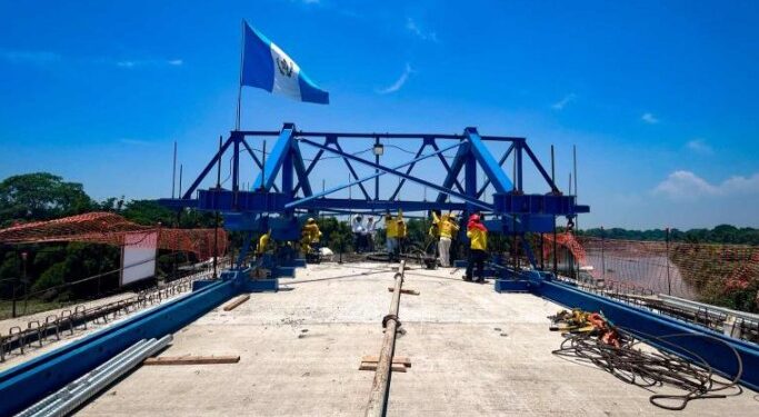 Avanza el puente que conectará mejor a más de 42 mil vecinos en Ocós