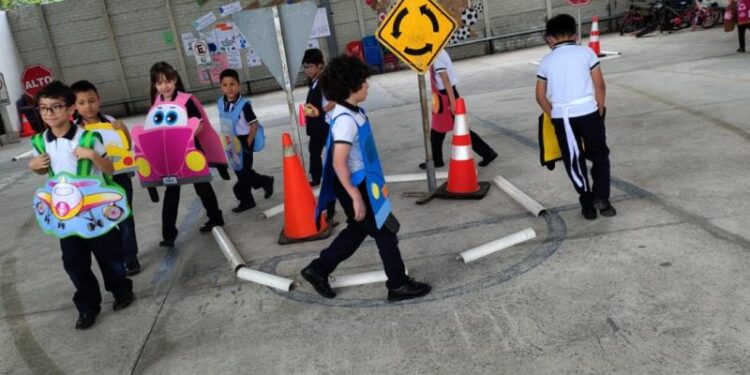 Estudiantes aprenden más sobre prevención con el Parque Vial y charlas educativas