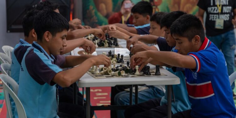 Biblioteca Nacional promueve el aprendizaje creativo con taller de biblio-ajedrez en FILGUA 2026