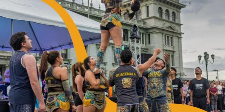 La Plaza de la Constitución recibió las Tardes Noches del Vivir Bien