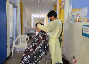 Un corte de cabello con impacto humano para los pacientes del Hospital de Quiché