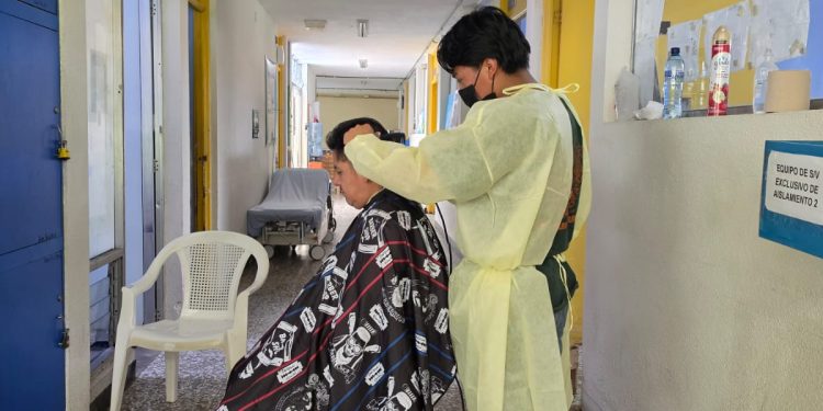 Un corte de cabello con impacto humano para los pacientes del Hospital de Quiché