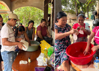 Mujeres de San Luis aprenden a elaborar champú con ingredientes naturales