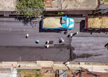 Reactivan trabajos en la Calle Real Centenario de El Tejar y avanzan con 400 metros de colocación de asfalto