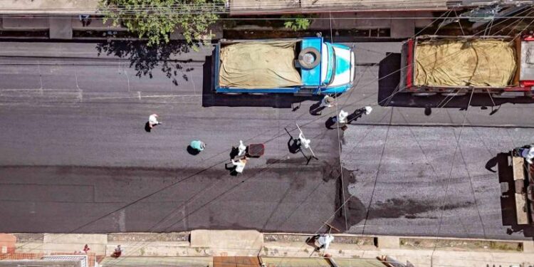 Reactivan trabajos en la Calle Real Centenario de El Tejar y avanzan con 400 metros de colocación de asfalto