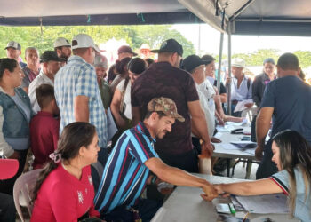Familias de Agua Blanca reciben raciones de alimentos