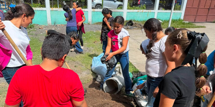 Huerto escolar fortalece aprendizaje y promueve una alimentación saludable