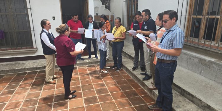 Atienden a personas que permanecen en albergues tras actividad del volcán de Fuego