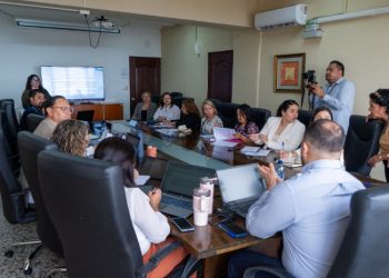 Desarrollan reunión de seguimiento sobre revisión de norma de licencias de salones de belleza y distribuidores