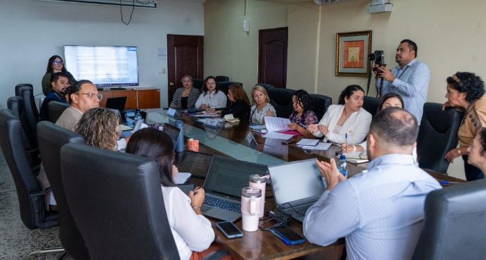 Desarrollan reunión de seguimiento sobre revisión de norma de licencias de salones de belleza y distribuidores
