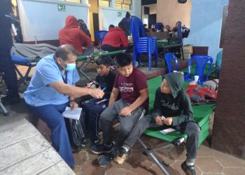 Equipos de salud atienden a personas albergadas tras actividad del volcán de Fuego