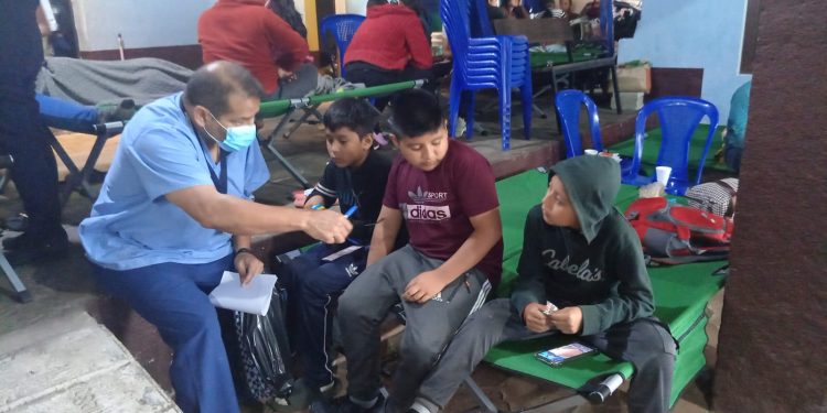 Equipos de salud atienden a personas albergadas tras actividad del volcán de Fuego