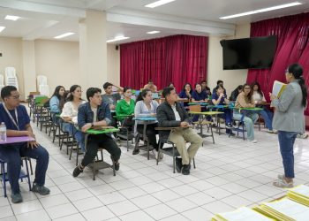 Estudiantes de Medicina continúan firma de contrato de beca para el desarrollo de su EPS