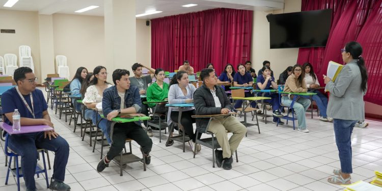 Estudiantes de Medicina continúan firma de contrato de beca para el desarrollo de su EPS