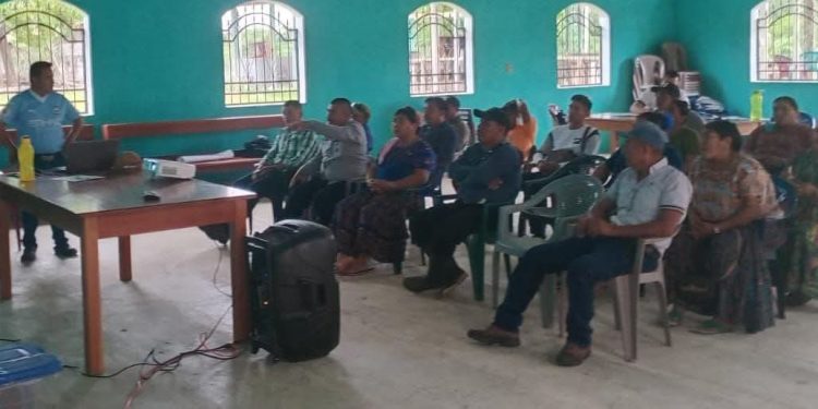 Líderes comunitarios fortalecen la prevención y detección de malaria en Poptún, Petén