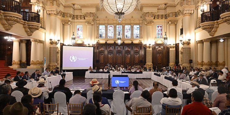 Gobierno fortalece agenda sobre tierras comunales y certeza jurídica junto a autoridades indígenas y ancestrales